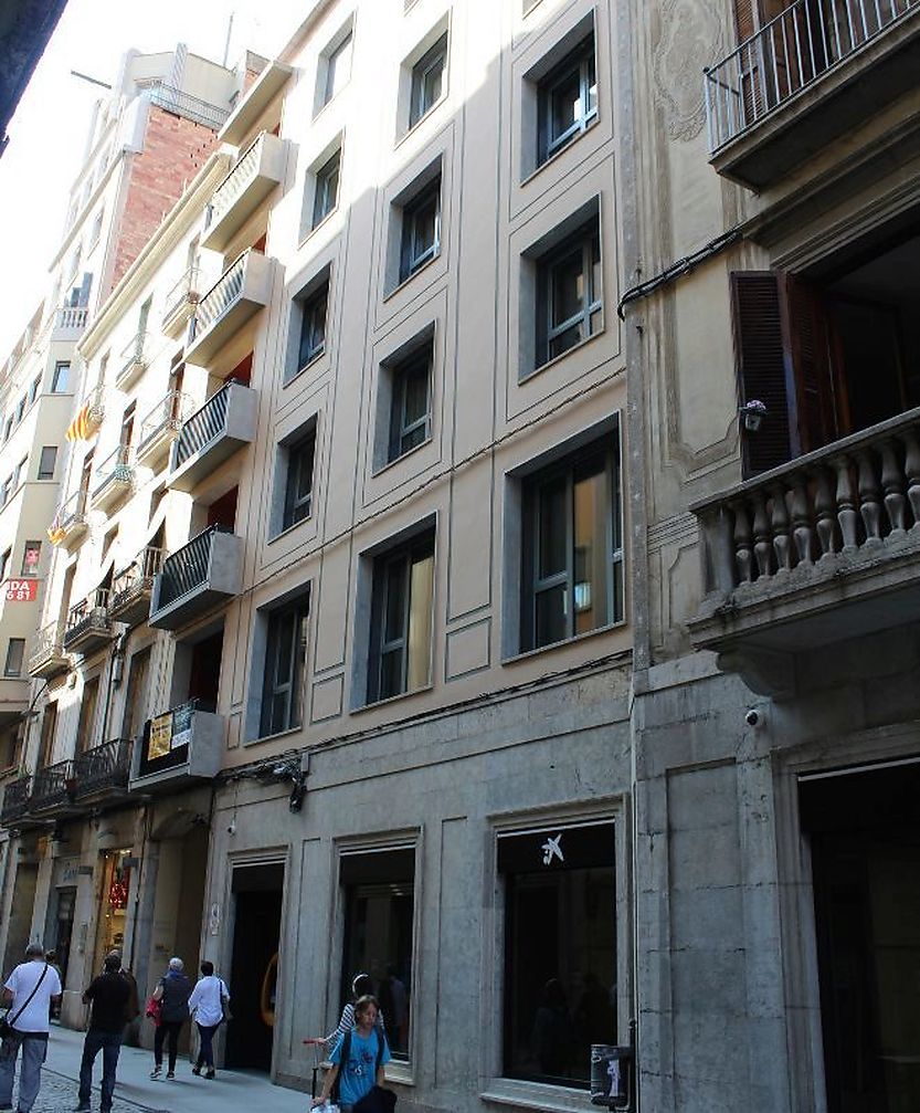 edificio de viviendas rehabilitado en Girona